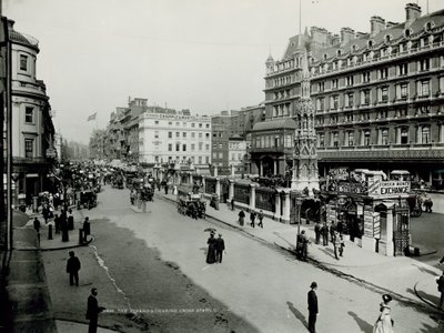 Vista general a lo largo del Strand con la estación de Charing Cross de English Photographer